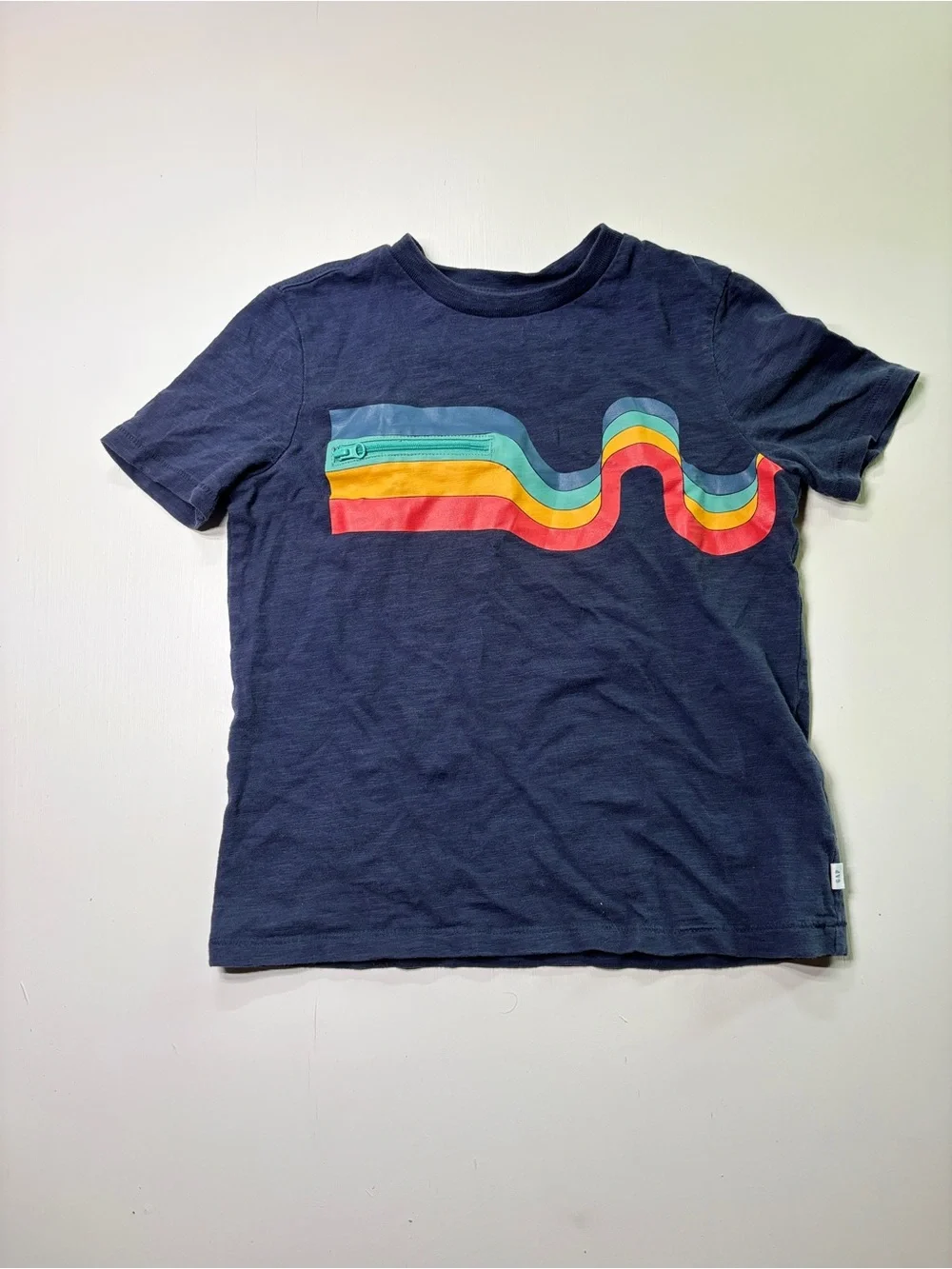 GAP Kids Size S 6-7 Rainbow Stripe Graphic T-Shirt Navy